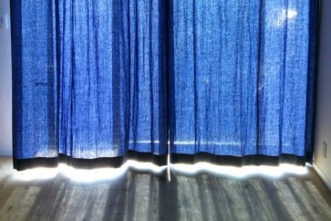 LL2005をフラット仕様でレースはつけずに、一枚でお使いいただいております。
昼間の光を通す雰囲気も素敵で一日中楽しめそうですね。
とってもお部屋にお似合いな素敵な空間ですよね!