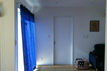 日中のまぶしい日差しを遮りつつ、真っ暗にはならないので一枚で十分楽しめます。