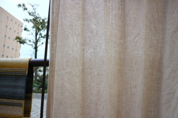 日差しにあててみると、若干光を通したときに透け感があるように見えますね。それが表情となるので、良さでもあります。
※厚手の生地ですので、普段お使いいただく分には人影などは夜でもわかりづらく、使いやすいですよ。