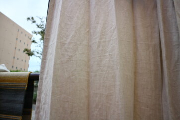 糸を太目に織り込んでいるので透過性があまりないので、しっかりプライバシーを守りたいという方にもおすすめです。