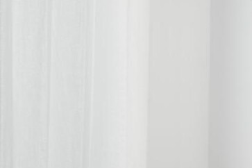 同じく生成りのLL2001同様で、スタンダードなシンプルさが特徴の布地です。
真っ白ではなく、若干クリームがかった白がお部屋にすっと馴染んでくれます。
光を通すと透き通って見えて、美しい一枚です。