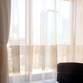 シャンパンピンク色の甘くセクシーなレースカーテン | 港区 元麻布